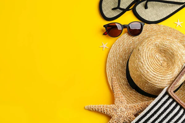 Composición plana con gafas de sol y accesorios de playa sobre fondo amarillo. Espacio para texto — Foto de Stock