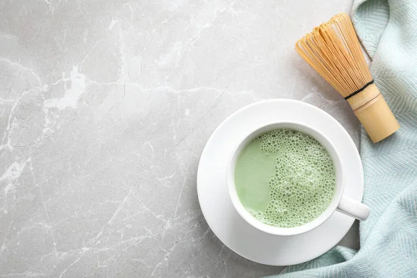 Smaklig matcha grönt te latte på ljusgrå marmor bord, platt låg. Plats för text — Stockfoto