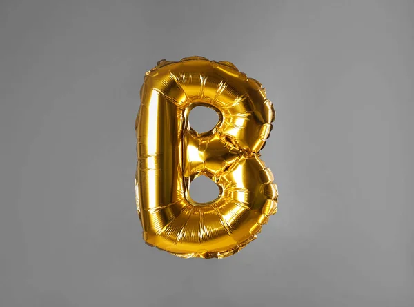 灰色背景的金色字母B气球 — 图库照片