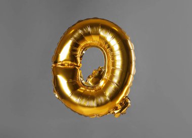 Gri arkaplanda altın harfli Q balonu
