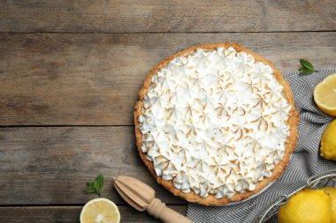 Düz kompozisyon ve ahşap masada lezzetli limonlu pasta.