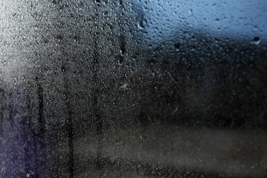 Arka plan olarak pencere camına yağmur damlaları
