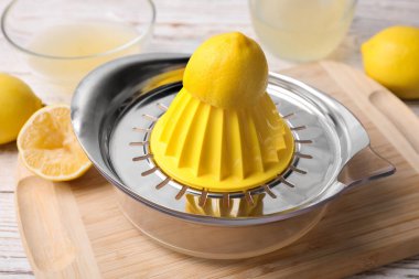 Tahta tahtaya sıkılmış limon sıkacağı.