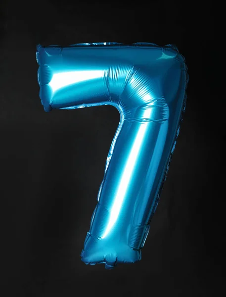 Blue number seven balloon on black background — ストック写真