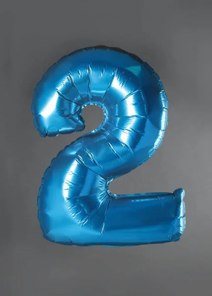 Μπλε νούμερο δύο μπαλόνι σε γκρι φόντο — Φωτογραφία Αρχείου