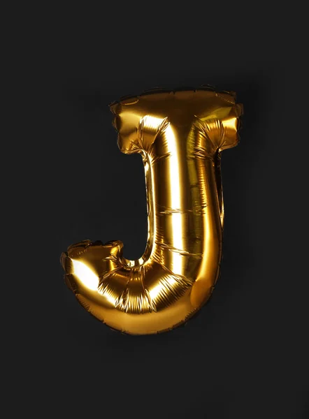 Letra dourada J balão sobre fundo preto — Fotografia de Stock
