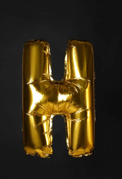 Zlaté písmeno H balón na černém pozadí — Stock fotografie