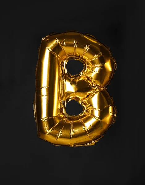 Gouden letter B ballon op zwarte achtergrond — Stockfoto