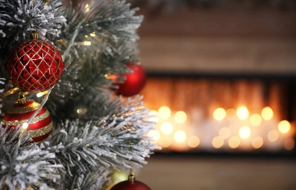 Szoros kilátás díszített karácsonyfa a szobában, hely a szövegnek. Ünnepi belső tér — Stock Fotó