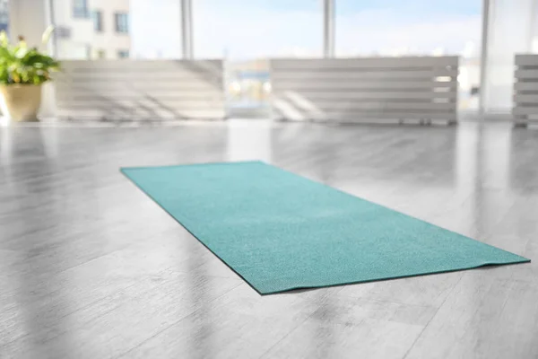 Tapis de yoga bleu clair déroulé sur le sol dans la chambre — Photo