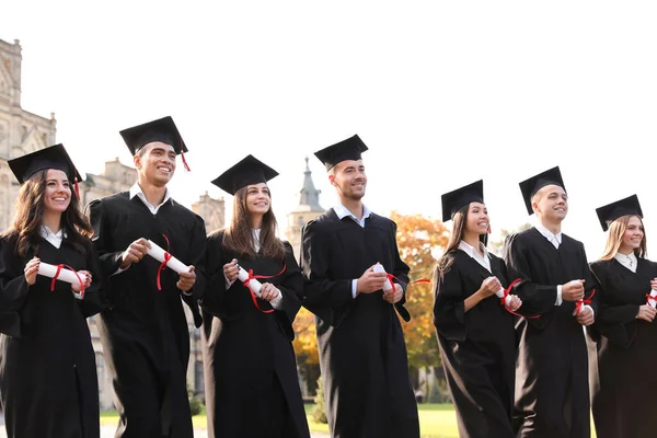 Boldog diákok diplomával a szabadban. Ballagási ceremónia — Stock Fotó