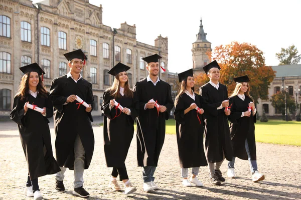 Boldog diákok diplomával a szabadban. Ballagási ceremónia — Stock Fotó