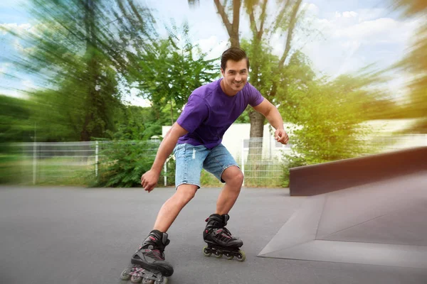 잘 생긴 젊은 남자 롤러 스케이트 에 공원 — 스톡 사진