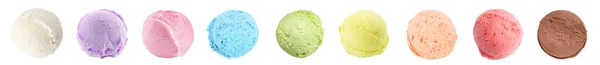 Conjunto com colheres de diferentes deliciosos sorvetes no fundo branco — Fotografia de Stock