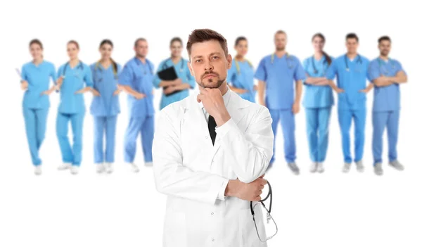 'νθρωποι με στολές σε λευκό φόντο. Ιατρικό προσωπικό — Φωτογραφία Αρχείου