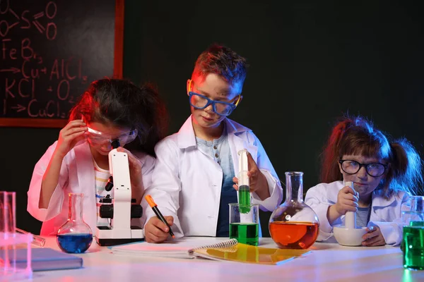 Niños haciendo investigación química en laboratorio. Experimento peligroso —  Fotos de Stock