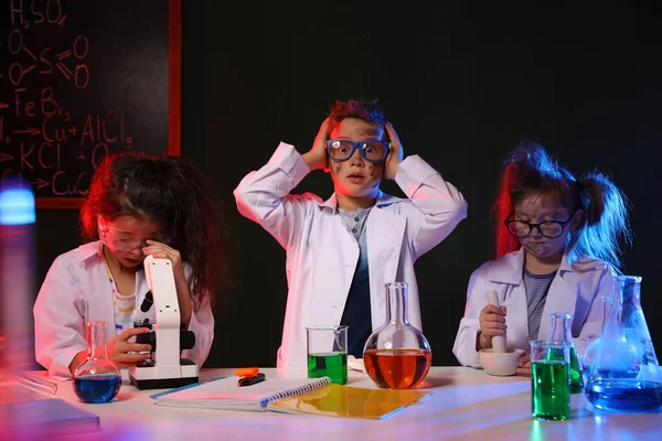 Дети проводят химические исследования в лаборатории. Опасный эксперимент — стоковое фото
