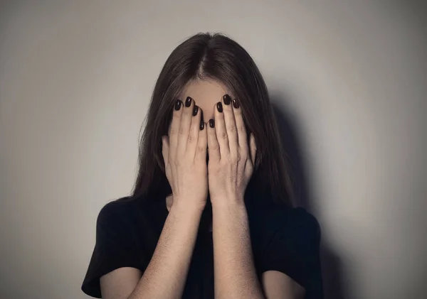 Mujer joven molesta llorando contra fondo claro — Foto de Stock