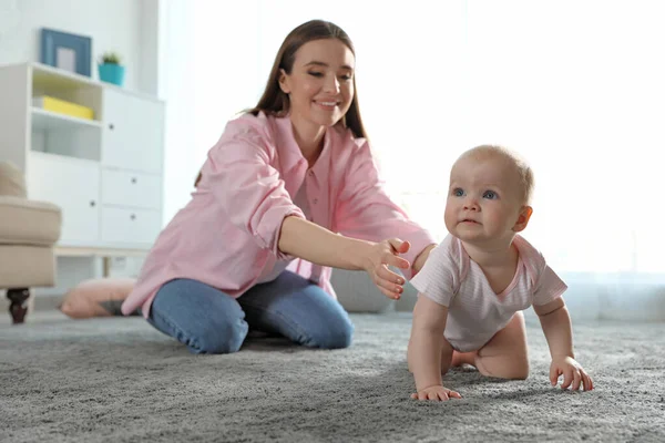 Schattige kleine baby kruipen in de buurt van moeder thuis — Stockfoto