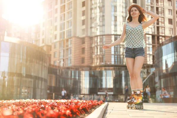 Hermosa mujer joven con patines que se divierten al aire libre, espacio para el texto —  Fotos de Stock