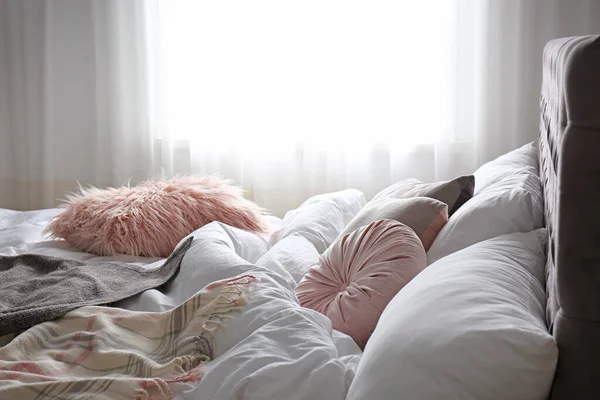 快適なベッドと枕が部屋にあります。 — ストック写真