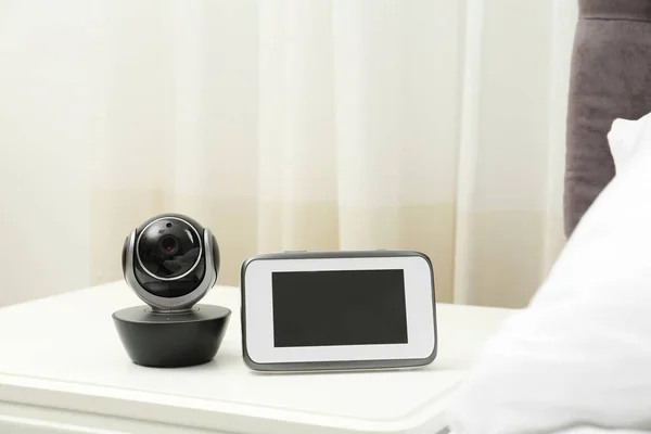 Babyphone mit Kamera auf dem Tisch im Schlafzimmer. Video-Kindermädchen — Stockfoto