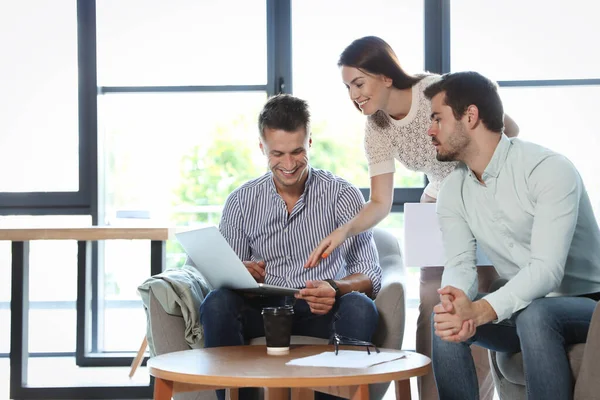 Empleados de oficina con formación empresarial en el lugar de trabajo — Foto de Stock