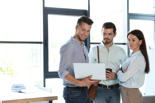 Dipendenti dell'ufficio che seguono una formazione aziendale sul posto di lavoro — Foto Stock