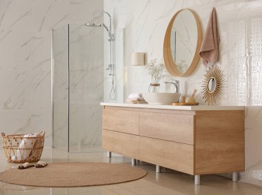 Lavabo lavabosu ve büyük aynası olan modern banyo.