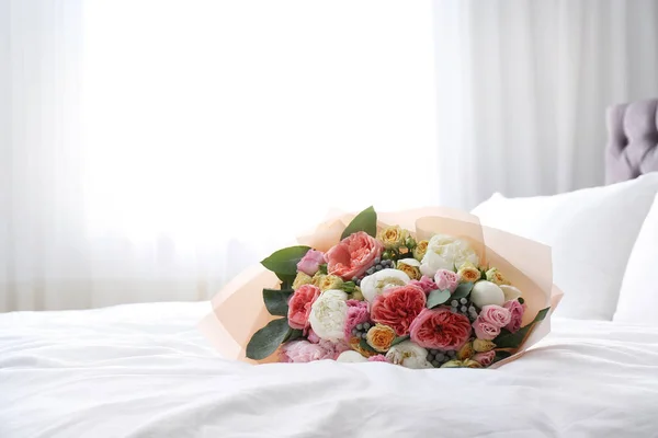 Belo buquê de flores na cama na sala de luz. Espaço para texto — Fotografia de Stock