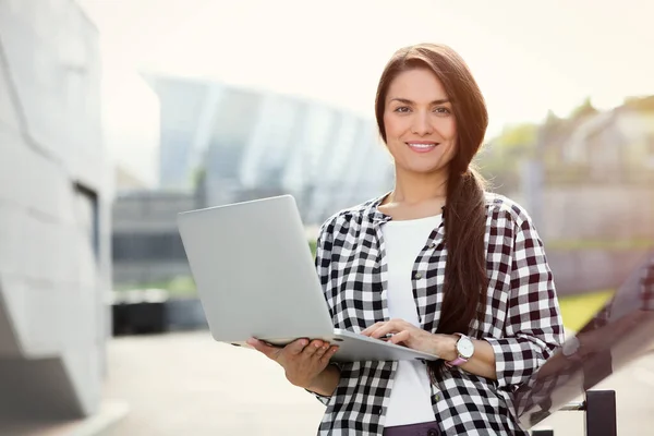 Wanita cantik dengan laptop di luar pada hari yang cerah — Stok Foto