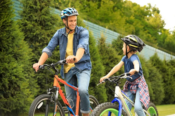 Papa et fils à vélo moderne à l'extérieur — Photo