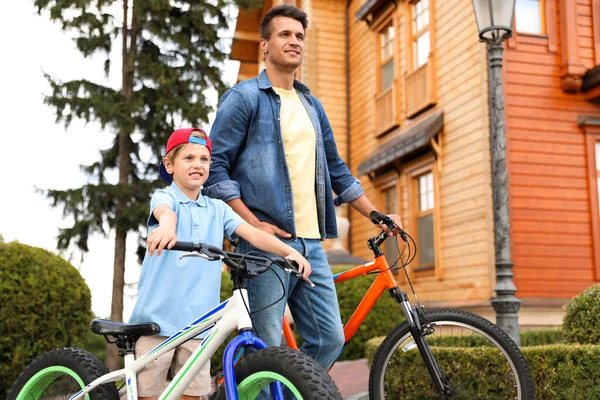 Papa enseigne à son fils à faire du vélo à l'extérieur — Photo