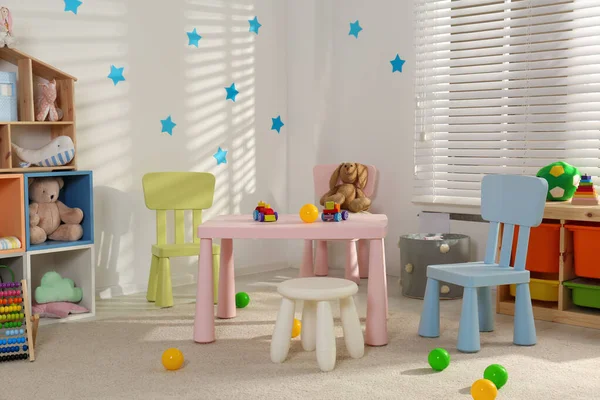 Interiér útulný dětský pokoj s stylovým nábytkem — Stock fotografie