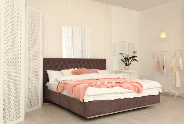 Modern folding screen in stylish bedroom interior — Stock Photo, Image