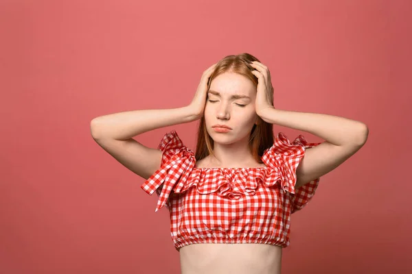 Retrato de mujer joven disgustada sobre fondo rosa —  Fotos de Stock