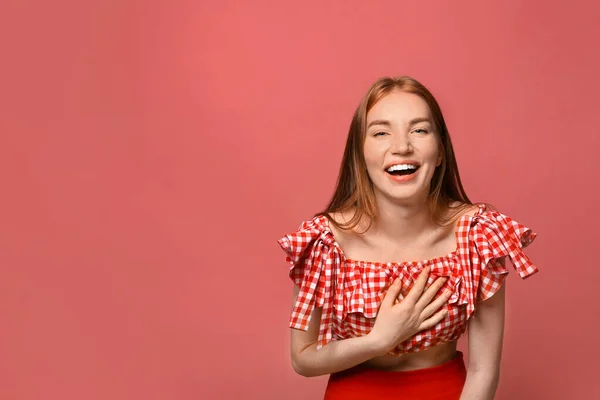 Retrato de la joven feliz sobre fondo rosa, espacio para el texto — Foto de Stock