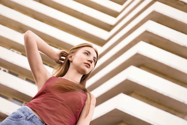 Gyönyörű fiatal nő a modern épületben, alacsony látószögű — Stock Fotó