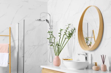 Güzel yeşil bambu ile şık banyo iç