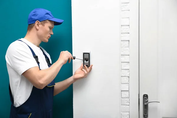 Techniker installiert Fingerabdruck-Alarmanlage in Innenräumen — Stockfoto
