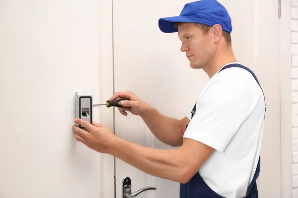 Techniker installiert Fingerabdruck-Alarmanlage in Innenräumen — Stockfoto