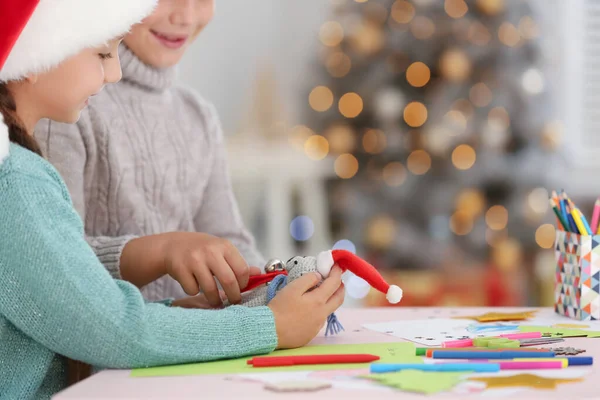 Niños pequeños haciendo juguetes en la mesa en el interior, primer plano. Temporada de Navidad — Foto de Stock