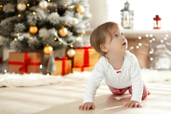 Cute baby na podłodze w pobliżu choinki — Zdjęcie stockowe