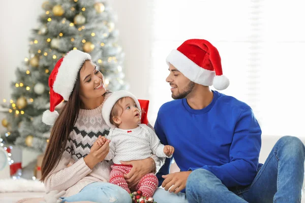 Familia feliz con bebé lindo en casa. Celebración de Navidad —  Fotos de Stock