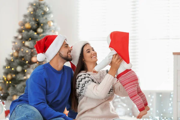 自宅でかわいい赤ちゃんと幸せな家族。クリスマスのお祝い — ストック写真