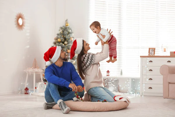自宅でかわいい赤ちゃんと幸せな家族。クリスマスのお祝い — ストック写真