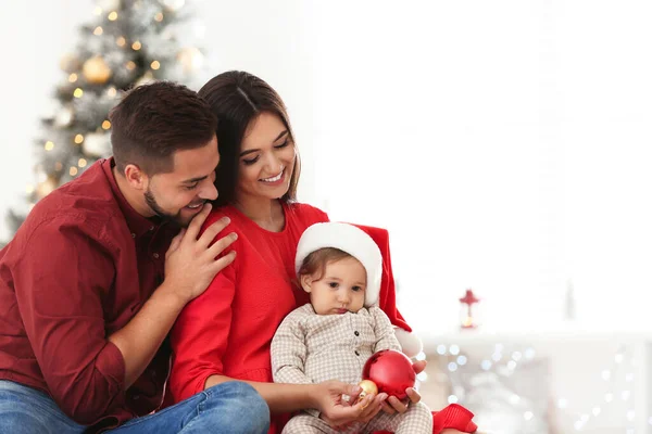 Familia feliz con bebé lindo en casa. Celebración de Navidad —  Fotos de Stock