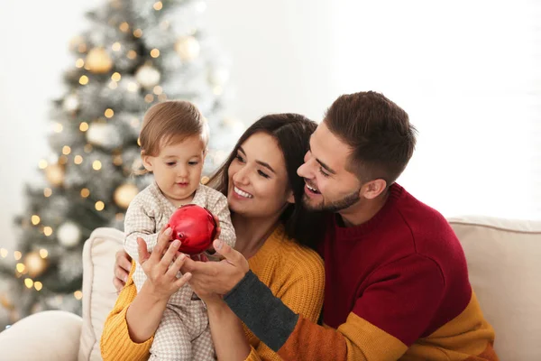 Evde şirin bir bebeği olan mutlu bir aile. Noel kutlaması — Stok fotoğraf