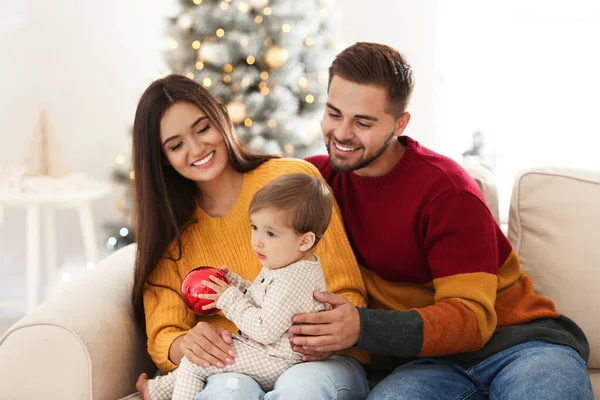 Familia feliz con bebé lindo en casa. Celebración de Navidad —  Fotos de Stock