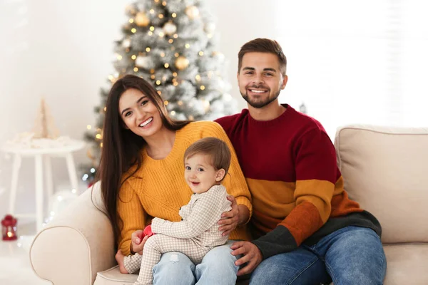 Evde şirin bir bebeği olan mutlu bir aile. Noel kutlaması — Stok fotoğraf